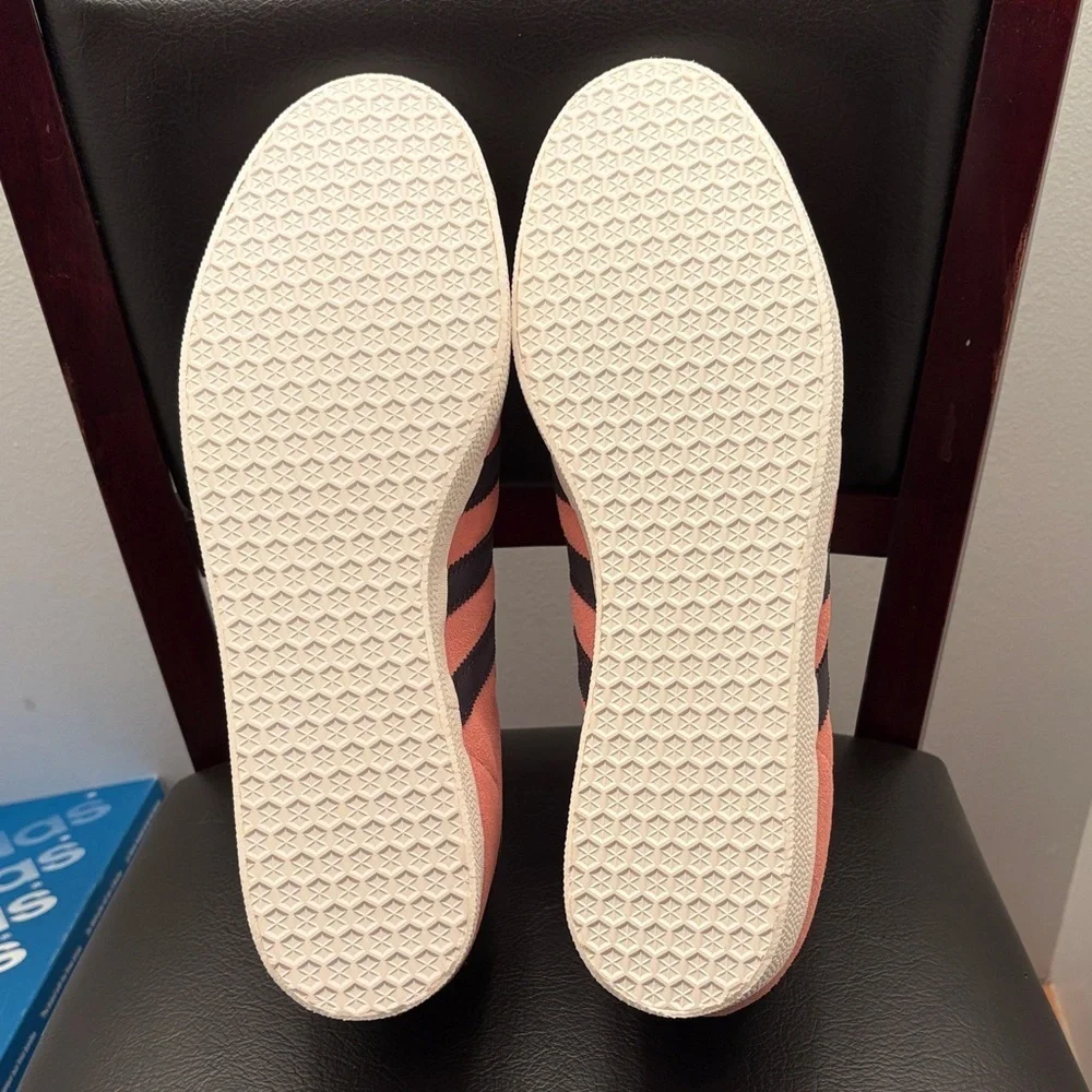 New Men’s Adidas Gazelle Pink Sneakers‎ with Black Stripes Size 12